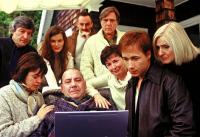 Ne Le Invasioni Barbariche, il film girato dal canadese Denys Arcand nel 2003, il protagonista, un cinquantenne professore di storia gravemente ammalato di cancro, con l’aiuto del figlio, uomo d’affari che vive a Londra, riesce a trascorrere lietamente e senza sofferenze gli ultimi giorni della sua vita. Quest’ultimo, col suo denaro, paga funzionari ospedalieri e sindacalisti per mettere in ordine un reparto dell’ospedale di Montreal, chiama i vecchi amici e le fiamme del padre invitandoli ad andare da lui, paga persino alcuni ex-allievi perché lo vadano a trovare, paga infine una tossicodipendente per comprargli dosi di eroina e preparargliela. Soltanto grazie al pragmatismo e all’apparente cinismo del figlio, il protagonista riuscirà ad avere quella morte dolce, che arriva lievemente con un’overdose somministrata all’alba mentre è contornato dagli amici in una casa di campagna.