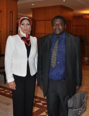 La directrice Mme Reem Elkatry et M. Thierry Sinda, lors de la journée internationale de l' Afrique, le 13 mai 2014 à Charm El Cheikh en Egypte, organisée à l' initiative du Centre culturel du patrimoine arabe de Bordeaux.