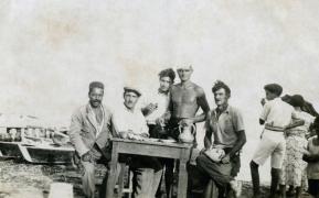 Giovani italiani e tunisini sulla spiaggia La Goulette, Tunisi – Archivi di famiglia